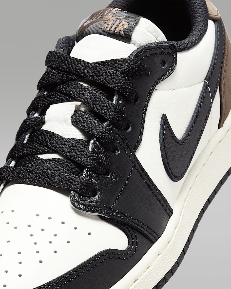 Air Jordan 1 Low OG Mocha Big Kids Shoes. Nike